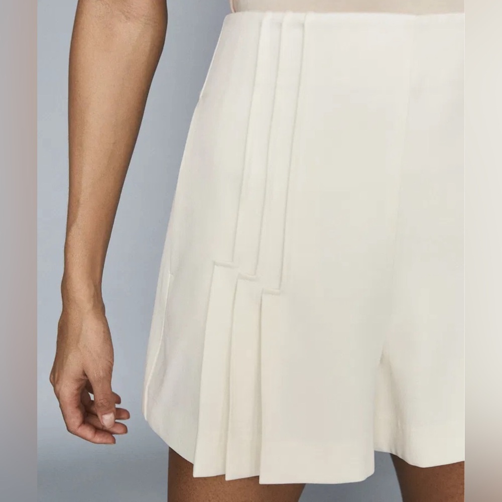 New REISS front pleated cream shorts, size 2.